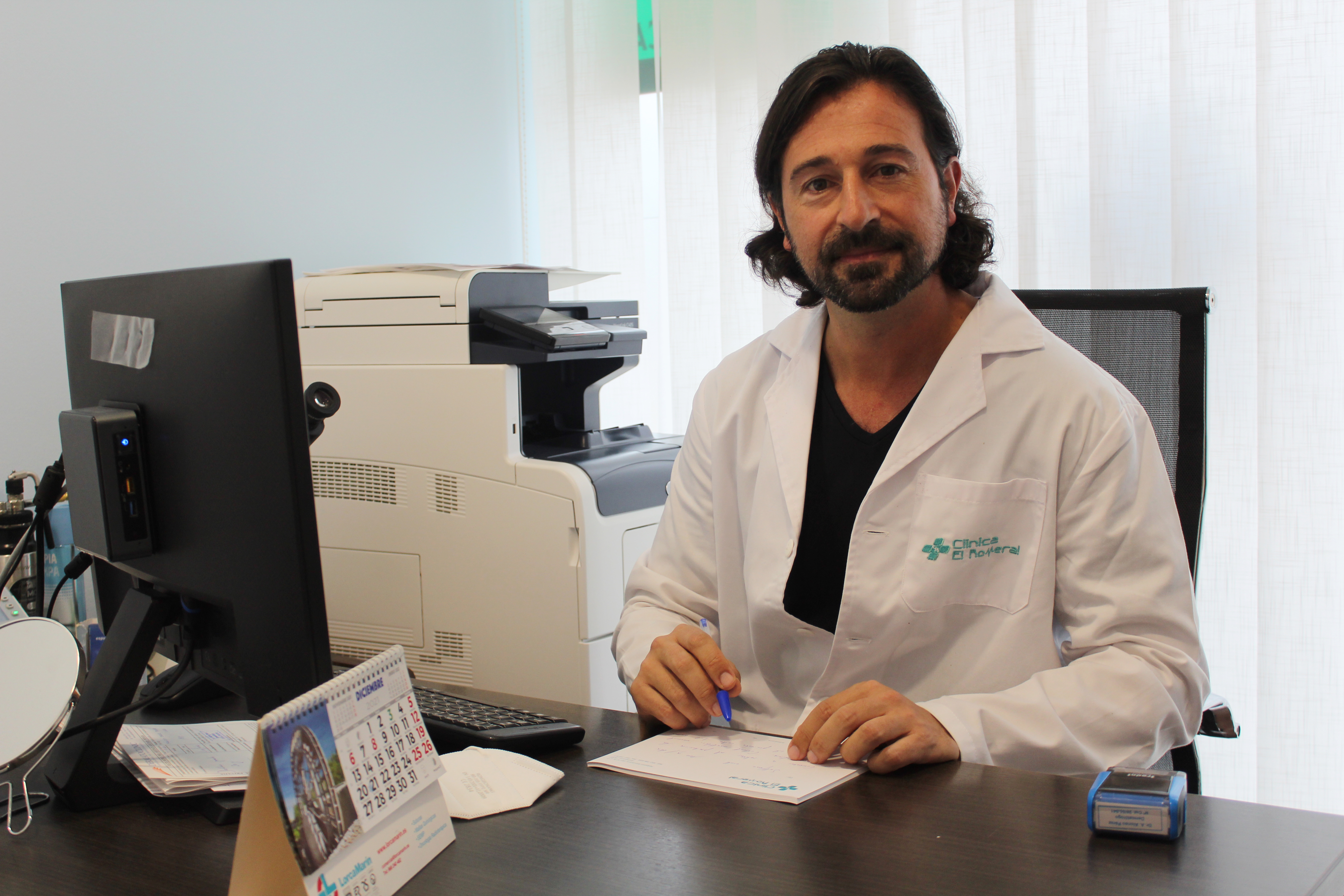 Alejandro Alonso Pérez, dermatólogo: "El principal motivo para venir al dermatólogo es la revisión de los lunares"