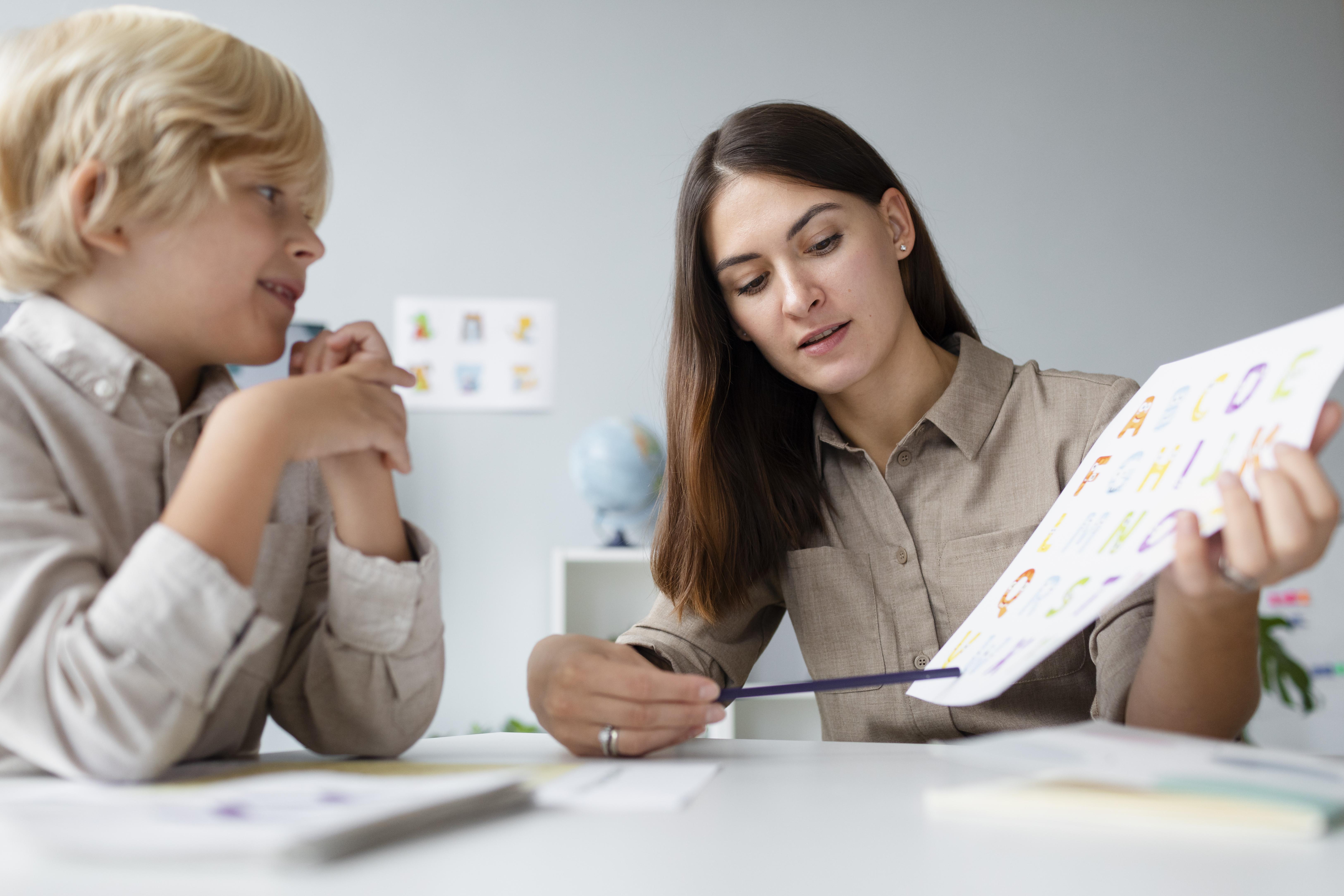 Clínica el Romeral ofrece apoyo psicopedagógico y logopedia para niños con necesidades específicas que soliciten una beca NEAE